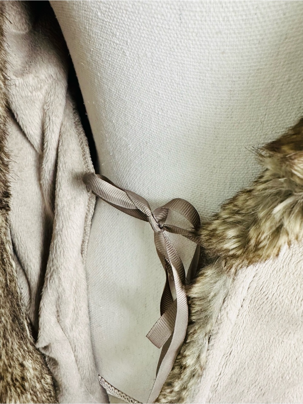 Pottery Barn Ombre Tipped Faux Fur Hooded Robe in Taupe Size Medium - Picture 5 of 6